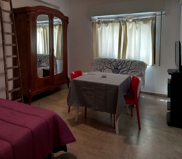 1 bedroom, in-room safe, iron/ironing board, free WiFi - Cute House in the Center in the most central area of the city (Palermo)