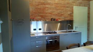 Frigorifero, forno, piano cottura, lavastoviglie