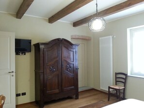 5 Schlafzimmer, Schreibtisch, Bügeleisen/Bügelbrett, WLAN