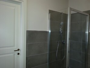 Bruser, hårtørrer, bidet, håndklæder