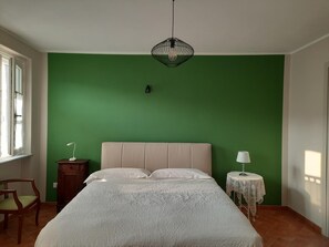 5 habitaciones, escritorio, tabla de planchar con plancha y wifi 