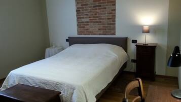 5 Schlafzimmer, Schreibtisch, Bügeleisen/Bügelbrett, WLAN