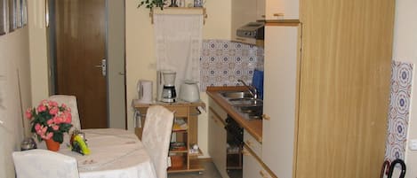 Réfrigérateur, surface de cuisson, cafetiÚre-théiÚre