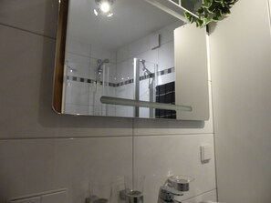 Secadora de cabello, toallas, jabón, papel de baño 