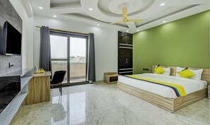 Phòng đôi Deluxe | Bàn, bộ trải giường