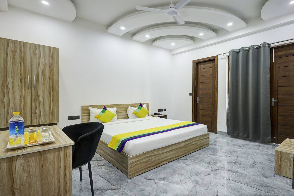 Habitación doble estándar | Escritorio y ropa de cama