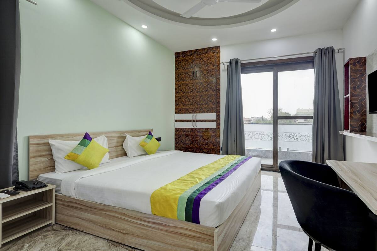 Habitación doble Deluxe | Escritorio y ropa de cama
