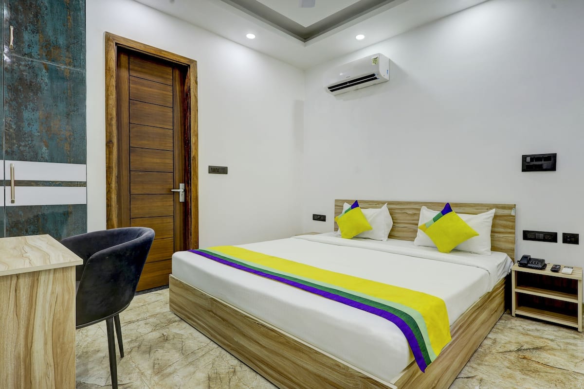 Habitación doble económica | Escritorio y ropa de cama