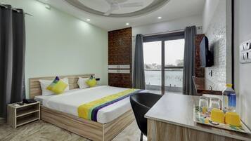 Escritorio y ropa de cama