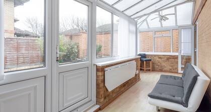 Milton Keynes Close to Station 6 bed Free Parking