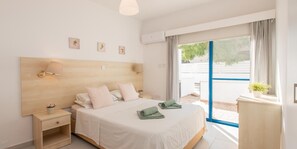 2 chambres, coffres-forts dans les chambres, fer et planche à repasser