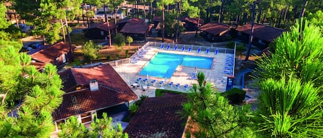 Una piscina al aire libre de temporada