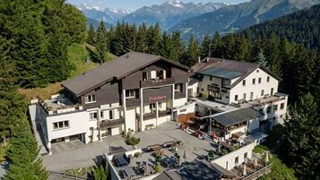 Panoramic Villa, Multiple Bedrooms, Mountain View, Mountainside | Frette Italian sheets, premium bedding, minibar, in-room safe