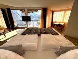 Villa panorámica, varias habitaciones, vistas a la montaña, junto a la montaña | Zona de estar | Televisión LCD de 51 pulgadas con canales por cable, una televisión