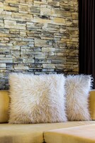 Sábanas italianas Frette, ropa de cama de alta calidad y minibar 