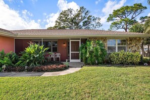 Exterior - ⚓ Coastal home with amazing pool just a short drive from Anna Maria Island⚓ (Bradenton)