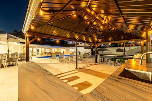 ⚓Sleeps 23! 2 Houses on 1 Acre, Min to AMI Beaches!⚓⛳