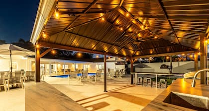 ⚓Sleeps 23! 2 Houses on 1 Acre, Min to AMI Beaches!⚓⛳