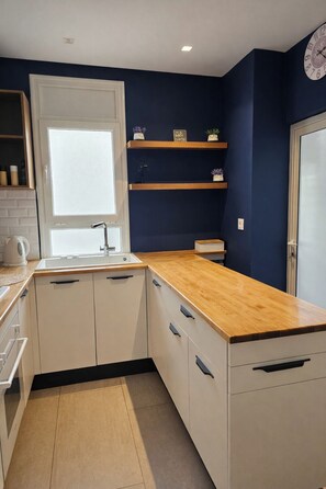 Een koelkast, een magnetron, een oven, een kookplaat