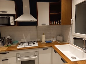 Apartamento | Cozinha privada | Geladeira, micro-ondas, fogão, cooktop
