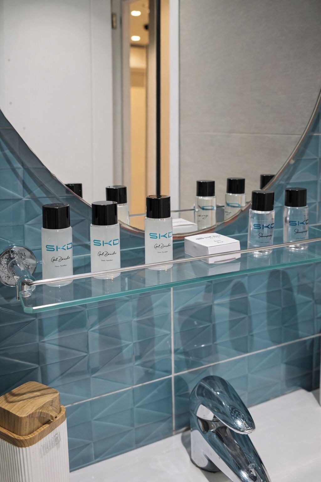 Douche, séchoir à cheveux, serviettes fournies