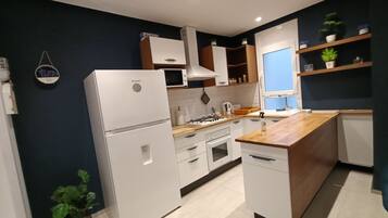 Appartement | Cuisine privée | Réfrigérateur, four à micro-ondes, un four, surface de cuisson