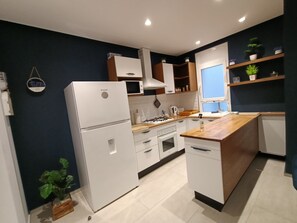 Huoneisto | Yksityinen keittiö | Jääkaappi, mikroaaltouuni, uuni, liesi