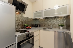 Lavavajillas, cafetera y tetera y utensilios de cocina