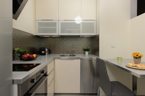 Lavavajillas, cafetera y tetera y utensilios de cocina