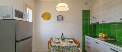 Réfrigérateur, micro-ondes, plaque de cuisson, cafetière/bouilloire