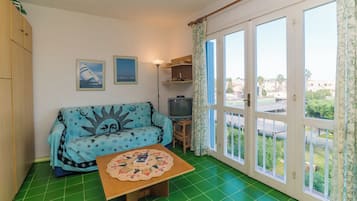 Studio Familial, vue mer (Il Vecchio Faro A48 150m From The) | Coin séjour | Télévision à écran plat de 21 pouces avec chaßnes par cùble, télévision