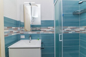 Regadera, bidet, toallas, jabón 
