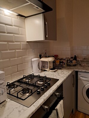 Kjøleskap, mikrobølgeovn, ovn og kokeplater