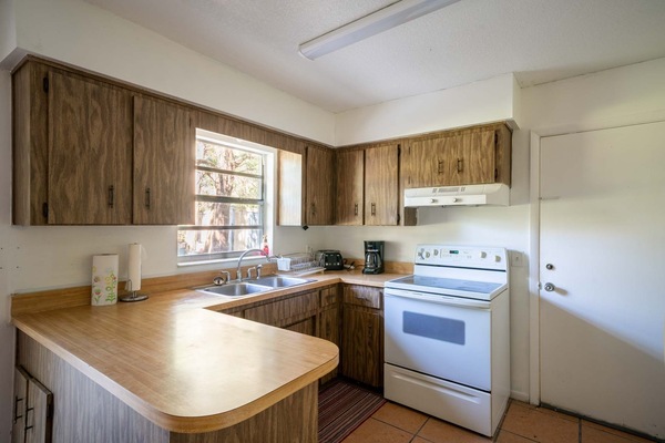 Microones, forn, placa de cuina i cafetera i tetera