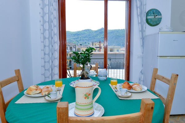 Huoneisto, 2 makuuhuonetta, tupakointi sallittu, parveke | Oleskelualue | 35–tuumainen äly-TV, jossa kaapelikanavat