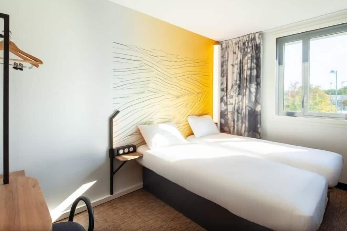 1 bedroom, desk, free WiFi, bed sheets
