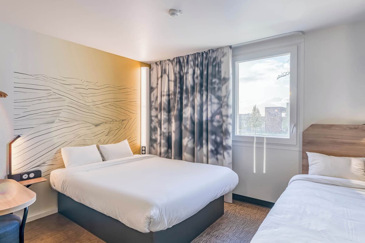 Triple Room, Non Smoking | 1 bedroom, desk, free WiFi, bed sheets