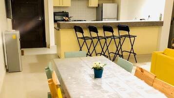 Cookware/dishes/utensils