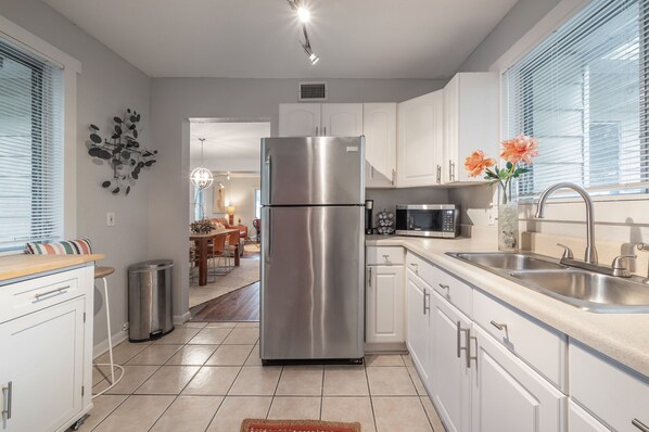 冰箱、微波炉、烤箱、炉灶