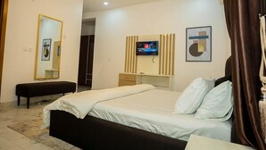 Suite de lujo | Ropa de cama de alta calidad, camas Select Comfort y escritorio 