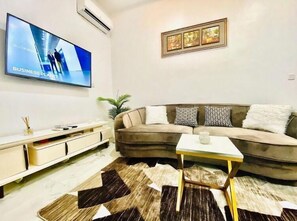 Luxe appartement | Woonruimte | Een 50-inch smart-tv met kabelzenders en een televisie