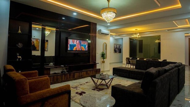 Suite de lujo | Área de sala de estar | Smart TV de 50 pulgadas con canales por cable y televisión 