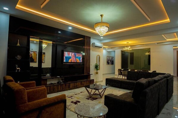 Luxury-Suite | Wohnbereich | 50-Zoll-Smart-TV mit Kabelempfang, Fernseher