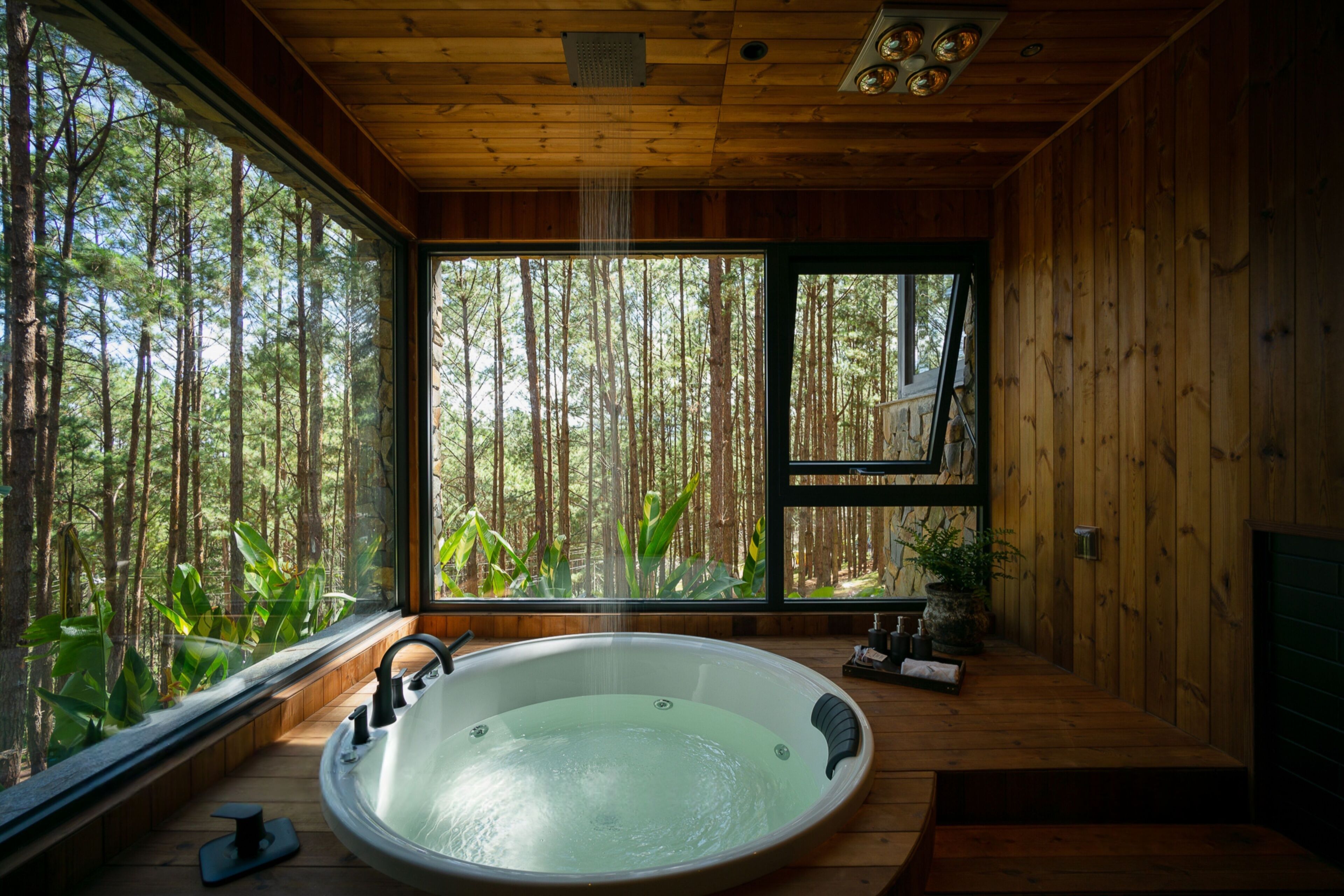 GRAND DELUXE WITH JACUZZI | Salle de bain | Articles de toilette de luxe, sèche-cheveux, peignoirs, chaussons