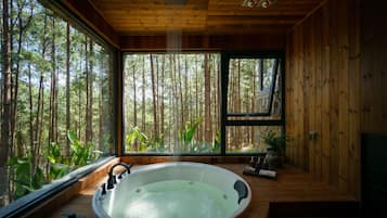 GRAND DELUXE WITH JACUZZI | Salle de bain | Articles de toilette de luxe, sèche-cheveux, peignoirs, chaussons