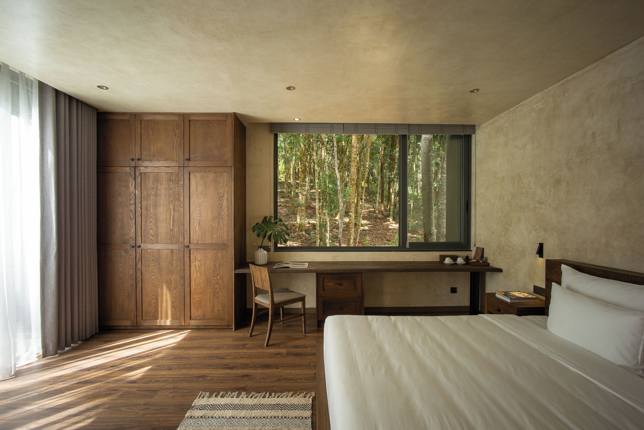 Quarto casal luxo, sacada (203, 204, 302, 303, 403, 404) | Cofres nos quartos, escrivaninha, quartos à prova de som