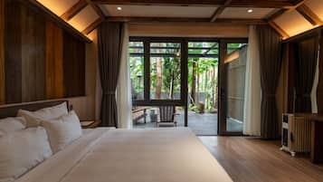 TERRACE ROOM | In-room safe, desk, soundproofing, iron/ironing board