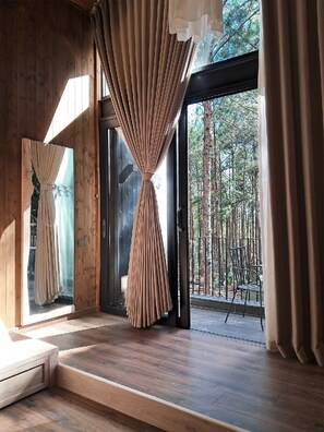 Caja de seguridad en la habitación y escritorio