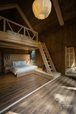 GRAND DELUXE FAMILY ROOM | Värdeförvaringsskåp på rummet, skrivbord och ljudisolering