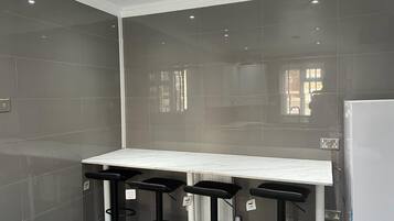 Apartment | Bathroom | Combined shower/bathtub, deep-soaking bathtub, free toiletries, towels